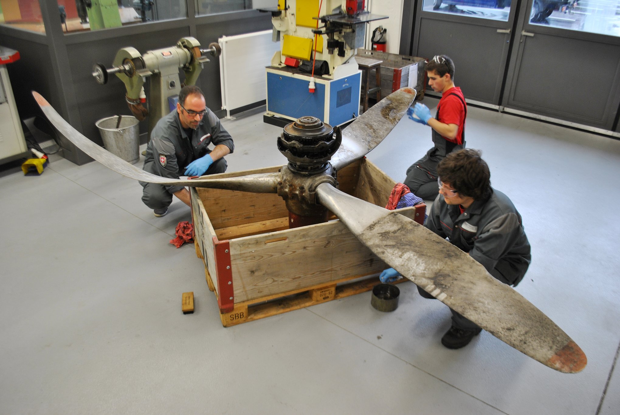 Arbeiten in den Werkstätten des Flugplatz Meiringen im 2013 (Bild: Stiftung HAM)